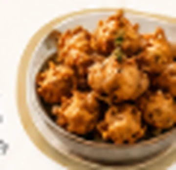 Crunchy onion pakoda in a bowl