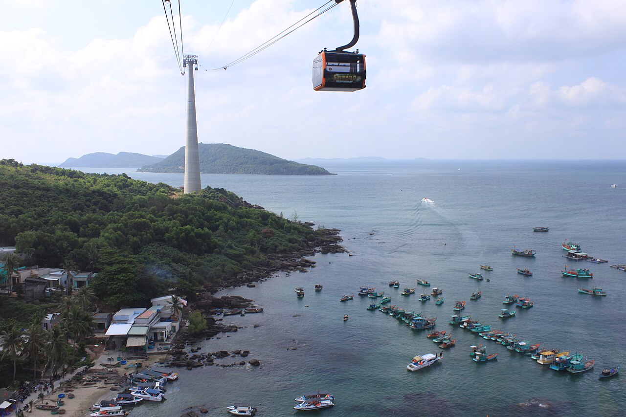 Hòn Thơm cable car above the An Thới township