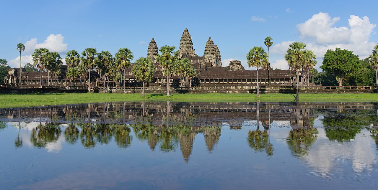 Angkor Wat with its reflection (cropped)