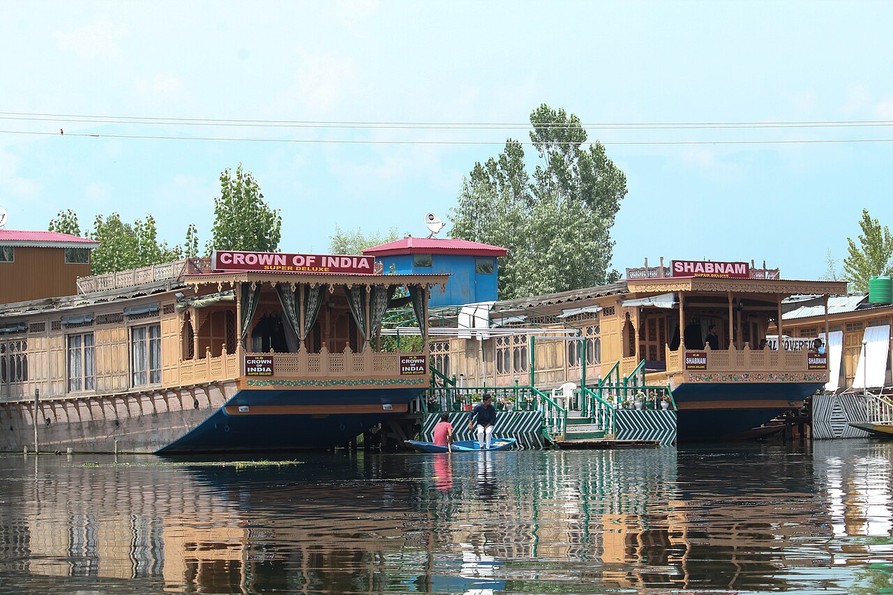 Kashmir in summer or winter? How to choose